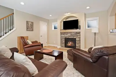 Image de Ellie - Northwest Bend Convenient Location - Private Walled Deck