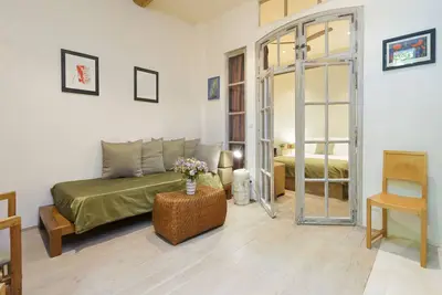 Image de Surrealisme: appartement entier, vue sur la place de la mairie. 2 à 3 personnes