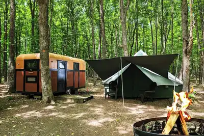 Image de 1949 Jim Dandy Vintage Glamping Camper #8 - Premium Resort Amenities Included!