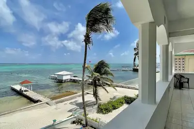 Image de Quick Walk to Town! Beachfront, Amazing Sunrises. Gold Standard Registered.
