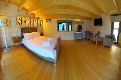 Image de de Luxe-Chalet-Salle de bain privée séparée-Vue sur la cour-Scrummy Cabin