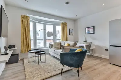 Belle House, Apt 5