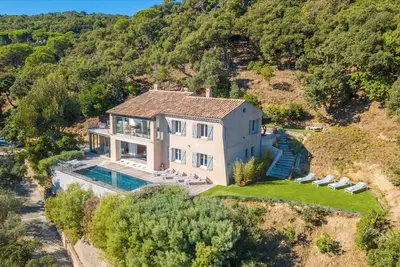 Villa vue mer exceptionnelle surplombant Ramatuelle