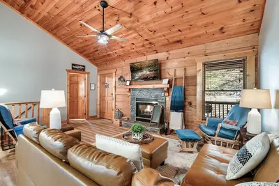 Image de Family Log Cabin, Sleeps 11, Fireplace, Hot Tub, Arcade, Pong, Location+