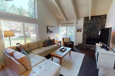 Image de Modern Spa-Side Condo with A/C & Bbq Grill