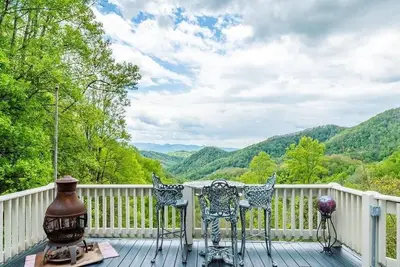 Image de Luxe Retreat with Panoramic Views, Hot Tub & Sauna, mins to Hatley Point