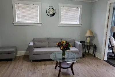 Image de Spacious Duplex-  Mins from Downtown & Highway