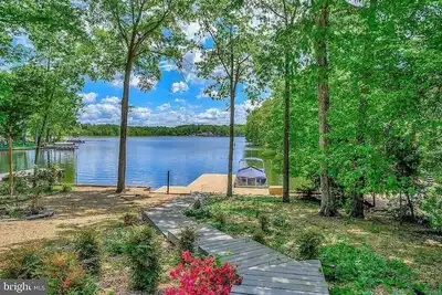 Image de Beautiful, spacious, lakefront home large lot, firepit, hot tub, and more