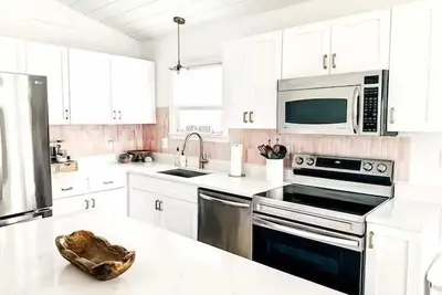 Image de Three Bedroom Waterfront Oasis in Mystic Island! Bring your boat!