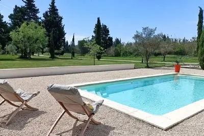 Image de Mas Provençal avec piscine et parc entre Avignon et Carpentras