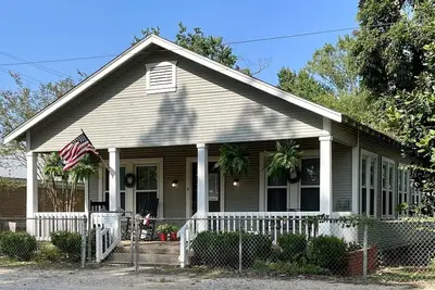 Image de Beautiful Historical Cottage on the Courthouse Square!
