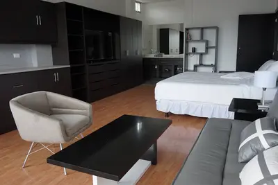 Image de Modern Luxury Studio Apartment Downtown