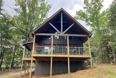 Image de Beautiful new construction 2 bedroom cabin with loft and hot tub!