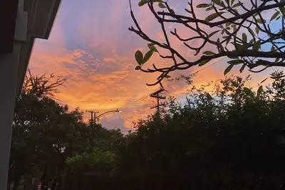 Image de Manoa Cottage with Patios and Decks