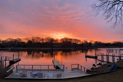 Image de Stunning, Waterfront, newly renovated cottage with deck on water.