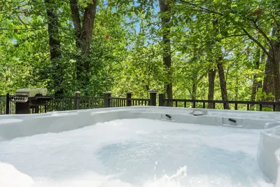 Image de Near Big Cedar! Rustic Log Cabin! Private Hot Tub & Free Attraction Tickets