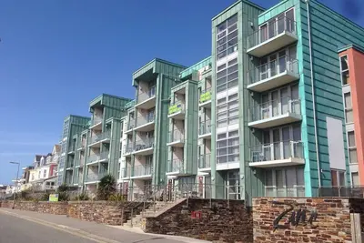 Image de A Contemporary Apartment On Headland Road With Balconies.