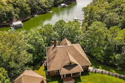 Image de Beautiful Lakefront Family Retreat! Pet Friendly, Canoes Included, Sleeps 28+