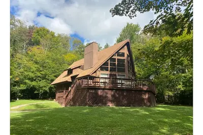 Image de Snow Chateau-a hidden gem! Best location and new flooring in entire house.