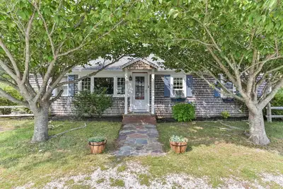 Bright 3 bedroom Cape cottage