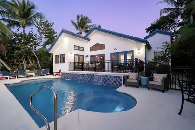 Image de \"Casa Azul Villa\"  - Beautiful Spacious Home with Private Pool, Dock, kayaks