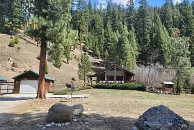 Image de Cozy & Peaceful Painted Rocks Lake Cabin w/Hot Tub adjacent to West Fork River