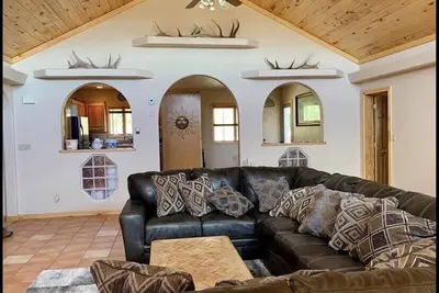Image de Private Haven+5 Acres+Sprawling Yards+Spectacular Waterfall Koi Pond! 3br/2Bath
