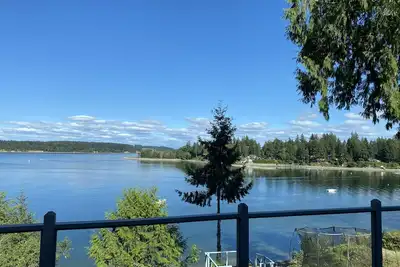 Image de Family friendly, dog friendly, waterfront beach house