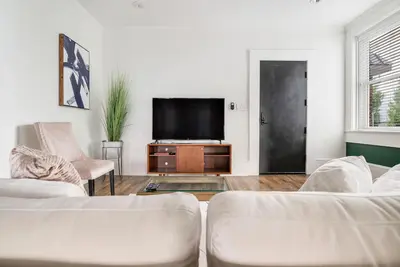 Image de Midtown City View Spacious ❤️Third Floor Walk Up Apartment Unit 5