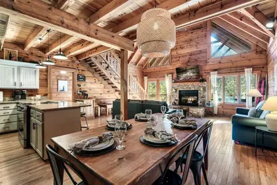 Image de Modern Cozy Cabin w/ 4 King Master Bedrooms & Hot Tub!