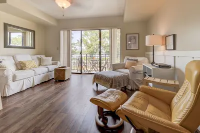 Image de 5-Star Downtown Riverview Condo w/Parking