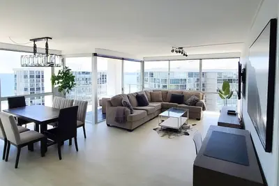 Image de Luxury Beach-Front High-Rise Apartment
