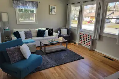 Image de Go Blue! Bright home with large fenced in yard! 3m to Penn State. Free Breakfast