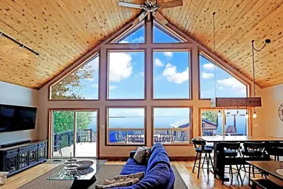 Image de Resort-Style Luxury Waterfront Cottage