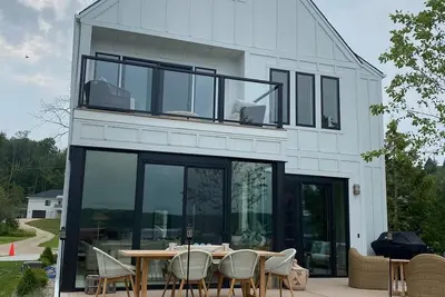 Image de Brand new private executive home right on Big Cedar Lake with bonus loft!