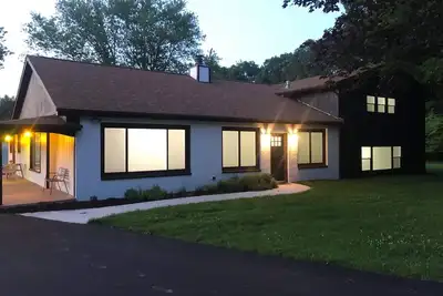 Image de Modern FarmHouse Stay On 12 Acres with Fireplace and Hot Tub, Sleeps 16