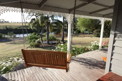 Image de Bylands Cottage. Historic home with Tambo River views