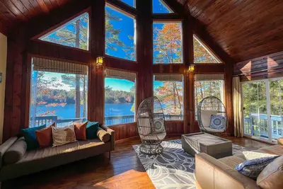 Image de Luxurious Lakehouse - Firepit with beautiful sunsets+ Central Air + Private Dock