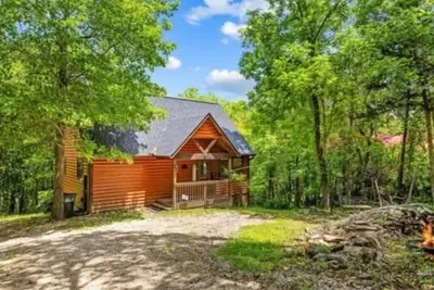 Image de Cozy peaceful cabin with games, massage chair and fire pit! Bring your kayaks! !