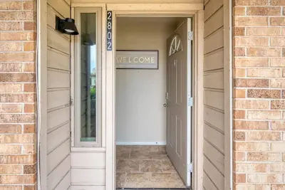 Image de Single Story Home. Walk to shops and restaurants