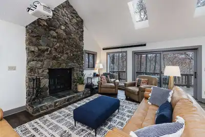Image de Gorgeous, spacious 4 bedroom home in Wintergreen Resort