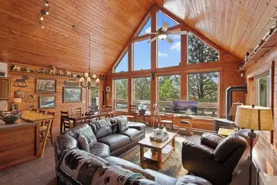 Image de Family Cabin with looking up at back of Pikes Peak