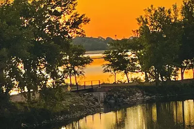 Image de 2 Bed 3 Bath in Harbor on Lake Madison