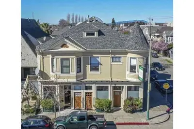 Image de Classic Victorian 3 Br Condo 15 minutes to Sf