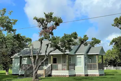 Image de Bay View Cottage -  1 block to lighted fishing piers, parks, boat ramp & more.