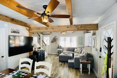 Image de Beautiful Remodeled Dog-Friendly In-Town 3/2 Cabin