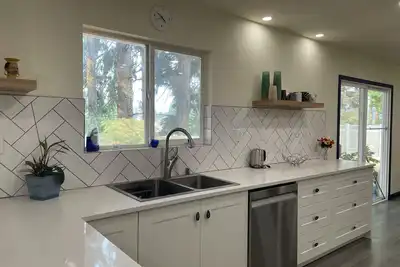 Image de Close to everything, our Pet Friendly Home away from Home!