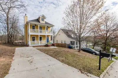 Image de Beautifully Nestled Family Friendly Home 2. 5mi to Mbs | No Cleaning Fee