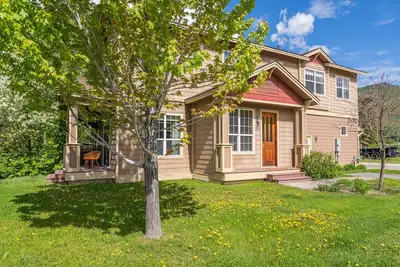 Luxury Townhome-Steps From a Mt. Rides Bus Stop