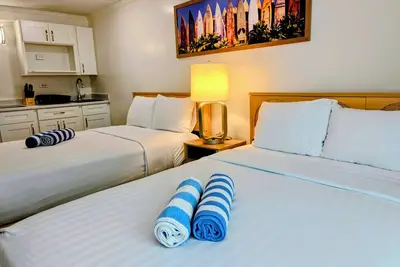 Image de ≋Waikiki≋ 2 double bed studio w/Pool Sleeps 4 & only 1 Block to the Beach